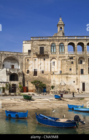 Italien, Apulien, Bari Provinz, Polignano a Mare, San Vito, Hafen mit alten Abbaye im Hintergrund aus dem 16. Jahrhundert Abtei Stockfoto