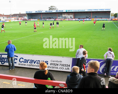 Fußball-Fans in Morecambe Football Club - Christie Park Stockfoto