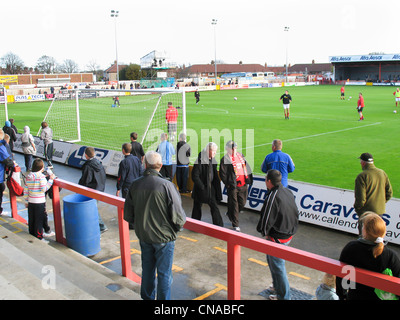 Fußball-Fans in Morecambe Football Club - Christie Park Stockfoto