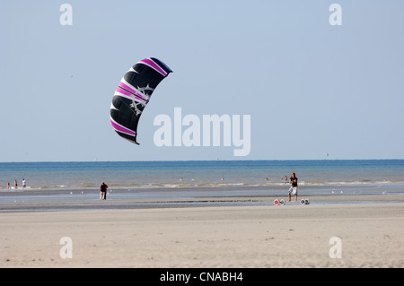 Pas-De-Calais, Frankreich Côte Opale, Le Touquet, Kitebuggy am Strand und am blauen Himmel Stockfoto