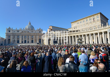 Italien, Latium, Rom, Vatikan, die als Weltkulturerbe der UNESCO, dem Petersplatz Menschenmenge wartete die Ankunft des Papstes aufgeführt Stockfoto