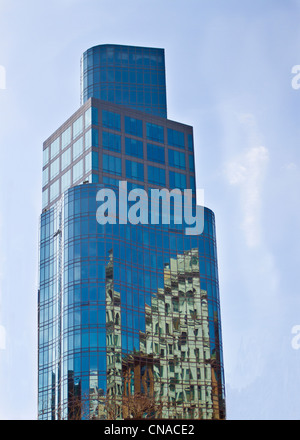 Reflexion der 1930er Jahre Appartementhaus auf moderne Wolkenkratzer in New York city Stockfoto