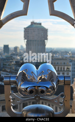 Scherenfernrohr suchen Milan Panorama und Velasca Turm vom Dach des Dom, Lombardei, Italien Stockfoto