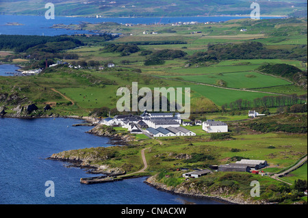 Großbritannien, Schottland, innere Hebriden, Insel Islay, Port Ellen, Ardbeg Scotch-Whisky-Destillerie (Luftbild) Stockfoto