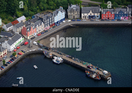 Großbritannien, Schottland, Highland, Inneren Hebriden, Isle of Mull, die wichtigste Stadt Tobermory und seinem Hafen (Luftbild) Stockfoto