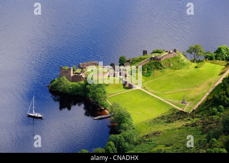 Großbritannien, Schottland, Highland, Loch Ness, Urquhart Castle (Luftbild) Stockfoto