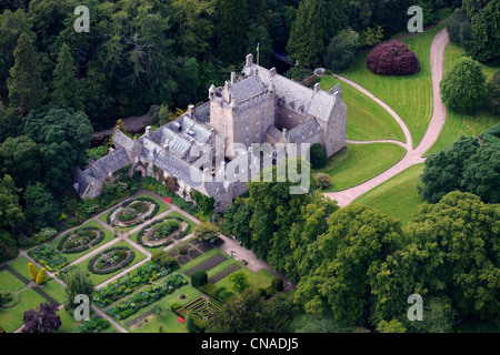 Großbritannien, Schottland, Highland, Cawdor Castle bauen am Ende des 14. Jahrhunderts, umgeben von Gärten (Luftbild) Stockfoto