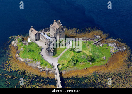 Großbritannien, Schottland, Highland, Dornie, Eilean Donan castle am Loch Duich (Luftbild) Stockfoto