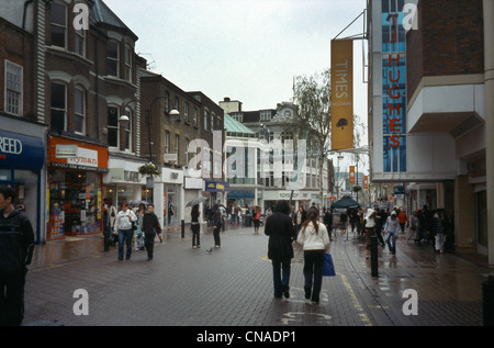 Surrey England Sutton High Street Menschen beim Einkaufen In den Regen Stockfoto