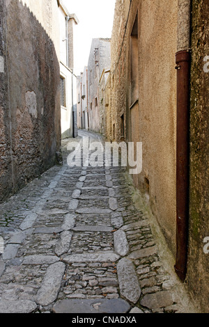 Schmale Gasse und Stein ummauerten Straße in Erice, Sizilien, Italien Stockfoto