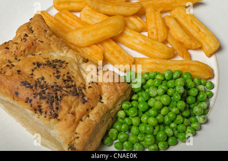 Lachs de Rolle (Waitrose Eigenmarke) Ofen Chips und gefrorene Erbsen Stockfoto