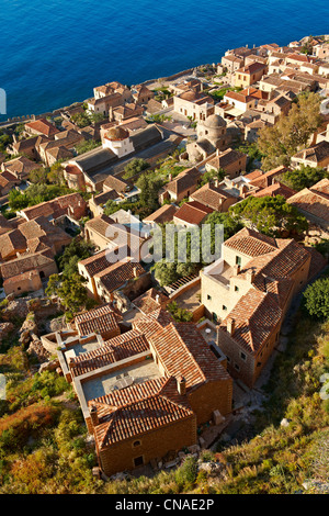 Arial Ansicht von Monemvasia (Μονεμβασία) byzantinischen Burg Inselstadt mit Akropolis auf dem Plateau. Peloponnes, Griechenland Stockfoto