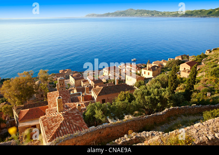 Arial Ansicht von Monemvasia (Μονεμβασία) byzantinischen Burg Inselstadt mit Akropolis auf dem Plateau. Peloponnes, Griechenland Stockfoto