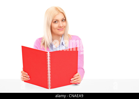 Eine glückliche Studentin ein Buch isoliert auf weißem Hintergrund Stockfoto