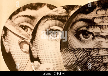 Italien, Kampanien, Amalfiküste, Weltkulturerbe von UNESCO, Amalfi, eine Dekoration Shop, Platte des Künstlers Piero Fornasetti Stockfoto