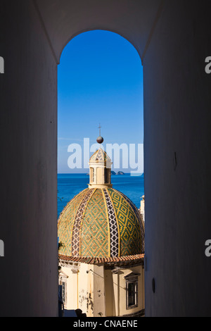 Italien, Kampanien, Amalfiküste, Weltkulturerbe der UNESCO, Positano, Santa Maria Assunta Kirche aus dem 13. Stockfoto