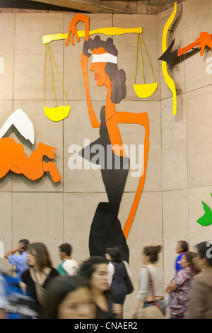 Santiago Chile, Baquedano u-Bahnstation. Wandbild Großplastik Darstellung der Justitia mit Rauschen durch Pendler. Stockfoto