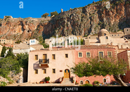 Häuser von Monemvasia (Μονεμβασία) byzantinischen Burg Inselstadt mit Akropolis auf dem Plateau. Peloponnes, Griechenland Stockfoto