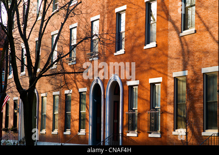 Reihenhäuser in Wohnstraße im Abschnitt Fairmount Mittelstadt Philadelphia, Pennsylvania, USA Stockfoto