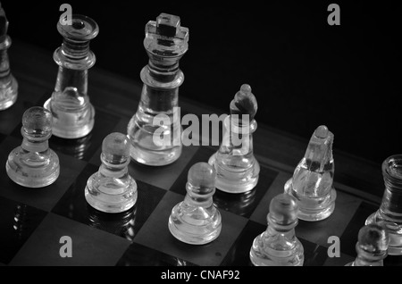 Glas-Schach-set in schwarz und weiß. Stockfoto