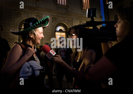Mexikanische Frau mit einer typisch mexikanischen Hut-Basis von einem TV-Interview in Barcelona, Spanien. Stockfoto