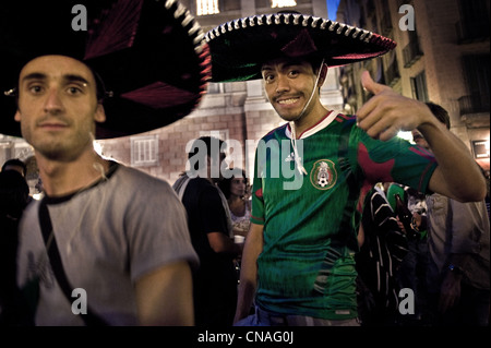 Mexikaner, mit dem typischen mexikanischen Hut Sombrero feiert die Zweihundertjahrfeier der Unabhängigkeit Mexikos in Barcelona, Spanien. Stockfoto