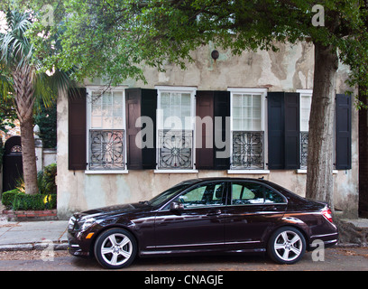 Straßenszenen, historische Häuser, Schilder, Türen, Blumenkästen in Charleston, South Carolina, USA Stockfoto