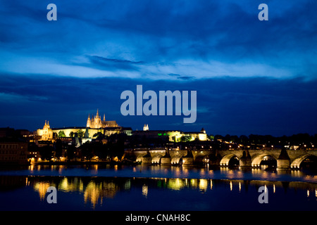 Tschechien, Prag, Altstadt als Weltkulturerbe der UNESCO, Überblick über die Karlsbrücke über die Moldau aufgeführt und Stockfoto