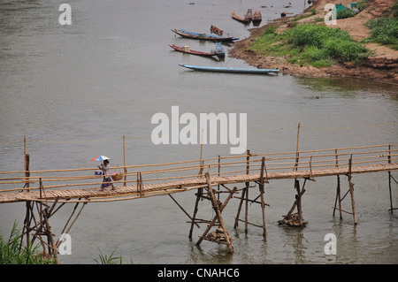 Bambus-Brücke über Nam Khan Fluss, Luang Prabang, der Provinz Luang Prabang, Laos Stockfoto