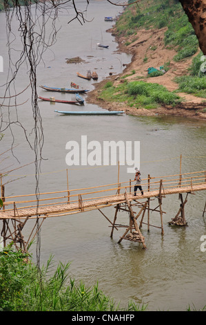 Bambus-Brücke über Nam Khan Fluss, Luang Prabang, der Provinz Luang Prabang, Laos Stockfoto