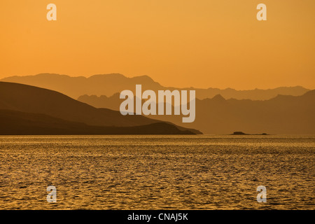 Bei Sonnenuntergang verstecken die Hügel der Insel Komodo weltweit größten Arten der Waran, der Komodowaran Varanus Komodoensis. Stockfoto
