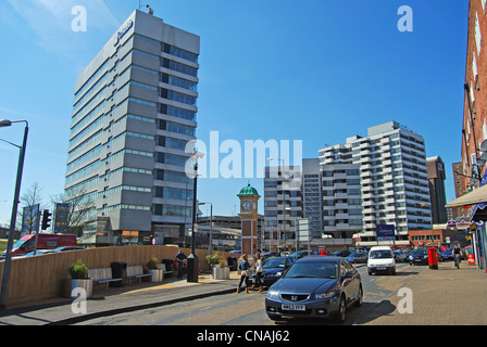 Wohnhochhäusern, Staines Road West, Sunbury Kreuz Zentrum, Sunbury-on-Thames, Surrey, England, Vereinigtes Königreich Stockfoto