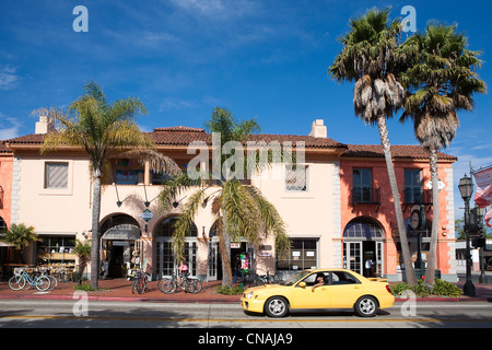 USA, California, Santa Barbara, ein Auto auf der State street Stockfoto