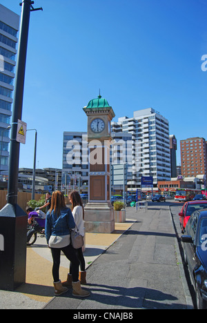 Uhrturm in Sunbury-Kreuz-Zentrum, Sunbury-on-Thames, Surrey, England, Vereinigtes Königreich Stockfoto