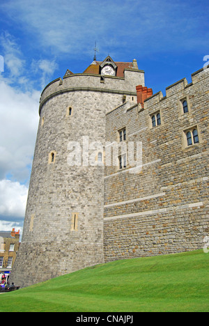 Turm und Mauern von Schloss Windsor, Thames Street, Windsor, Berkshire, England, Vereinigtes Königreich Stockfoto