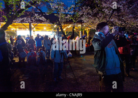 Touristen warten auf den Sonnenaufgang über Yushan oder Jade Mountain auf Chushan oder Provinzen in der Nähe von Alishan Taiwan. JMH5927 Stockfoto