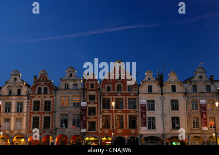 Ort des Heros, flämischen Barock Stil Häuser in der Nacht, Arras, Pas-De-Calais, Frankreich Stockfoto