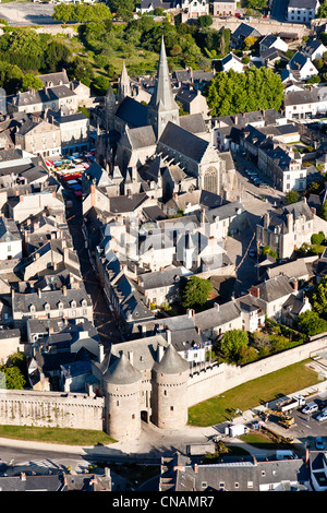 Frankreich, Loire-Atlantique, Guérande, Saint-Michel Tor (1440-1450) ist der Haupteingang der mittelalterlichen Stadt (Luftaufnahmen) Stockfoto