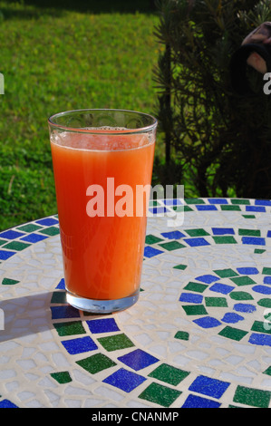 Frisch gepresster Grapefruitsaft Stockfoto