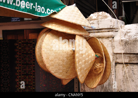 Kegelförmige Strohhüte für den Verkauf auf Straßenstand, Luang Prabang, der Provinz Luang Prabang, Laos Stockfoto