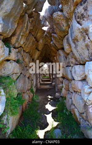 Alten Corbel arch Tunnel unter der Akropolis von Tiryns (Τίρυνς oder Τίρυνθα) mykenische Stadt archäologische Stätte, Griechenland Stockfoto