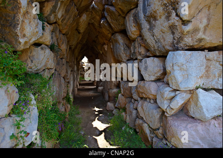 Alten Corbel arch Tunnel unter der Akropolis von Tiryns (Τίρυνς oder Τίρυνθα) mykenische Stadt archäologische Stätte, Griechenland Stockfoto