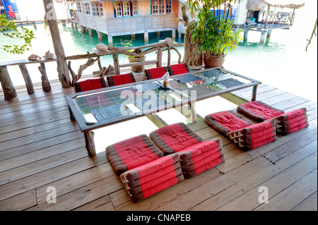 Thai-Restaurant in einem Hafen auf der Insel Koh Chang Stockfoto