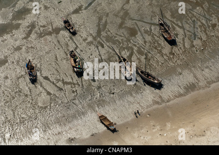 Angelboote/Fischerboote am Strand bei Ebbe, Antenne anzeigen, Bagamoyo, Pwani Region, Tansania Stockfoto