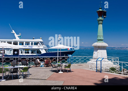 Frankreich, Haute Savoie, Le Chablais, Evian, Genfer See, Gehweg auf den Kais und Café-Terrasse Stockfoto