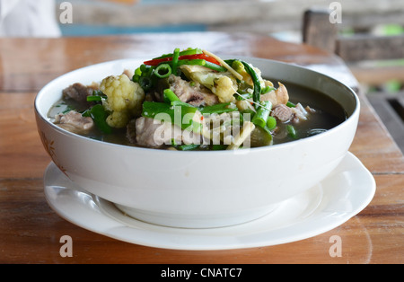 Eine herzhafte dicke Suppe aus Gewürzen und Gemüse Stockfoto