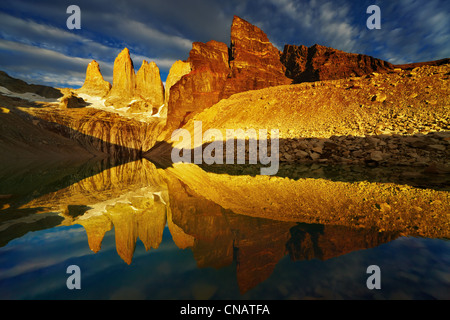 Türme mit Reflexion bei Sonnenaufgang, Torres del Paine Nationalpark, Patagonien, Chile Stockfoto