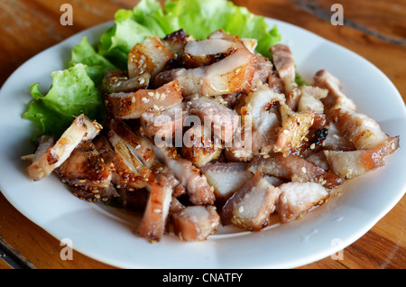 ein leckeres Gegrilltes Schweinefleisch mit Gemüse geschnitten Stockfoto