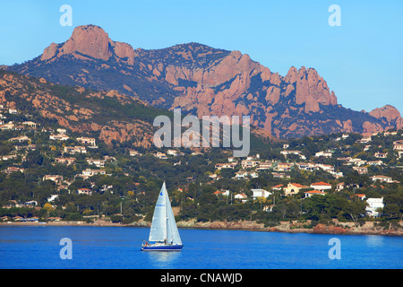 Frankreich, Var, Corniche de l ' Esterel, Segeln in der Bucht von Agay, im Hintergrund das Esterel-Gebirge und dem Pic de l ' Ours Stockfoto