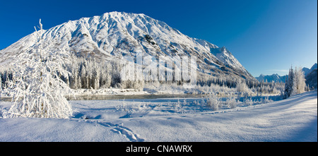 Schneebedeckte Landschaft entlang der East Fork von Six Mile Creek auf der Kenai-Halbinsel im Chugach National Forest, Alaska Stockfoto